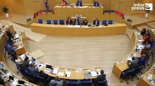 Deputados chumbam agenda da ordem do dia que levou presidente da Assembleia Nacional a suspender a sessão