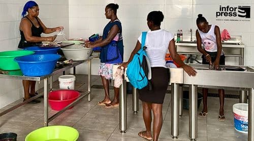 Maio: Peixeiras deixam ruas de Porto Inglês e passam a vender no mercado de peixe 
