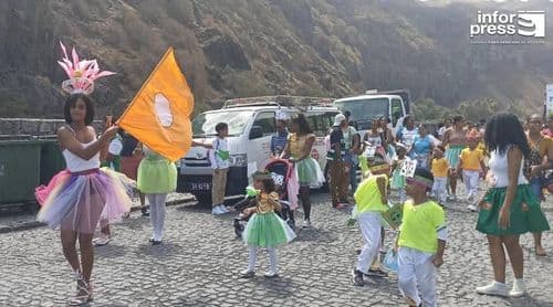 Carnaval/ Ribeira Grande: Jardim infantil Cantinho da Criança e escola Roberto Duarte Silva levam cores e magia às ruas