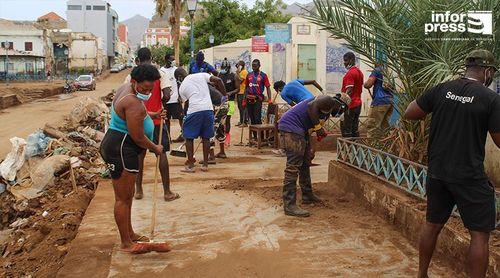 São Vicente/Chuvas: Comerciantes da Praça Estrela na luta contra a lama somam milhões em prejuízos (c/vídeo)
