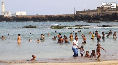Praia: Nadadores-salvadores reforçam apelo aos banhistas para cumprimento das regras de segurança