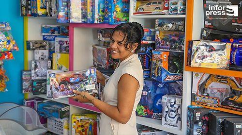 Lojas e ruas enfeitadas com luzes decorativas anunciam chegada da quadra natalícia com movimento ainda um pouco tímido