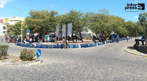 Porto Novo: Famílias optam pelo uso da lenha para cozinhar enquanto esperam por uma garrafa de gás