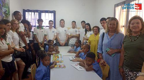 “Projecto Escola: Uma Janela Solidária” equipa biblioteca e entrega materiais escolares aos alunos da escola Capelinha de Terra Branca