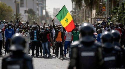 Centenas protestam pacificamente no Senegal por melhores condições de vida