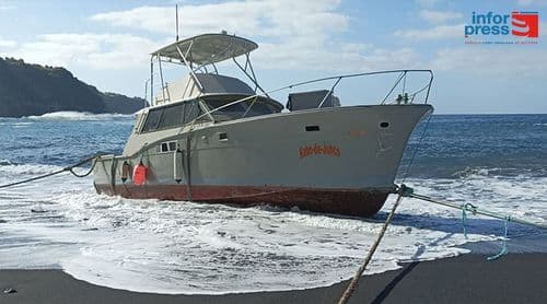 Fogo: Embarcação turística Rabo Junco encalha na praia de Marmulano e sofre danos avultados no casco