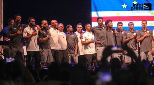 Praienses saúdam eufóricos Tubarões Azuis na Kebra Kanela antes da partida para o Mundial