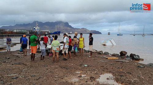 São Vicente/Pluies : Les autorités enlèvent le véhicule qui entrave la manœuvre du navire