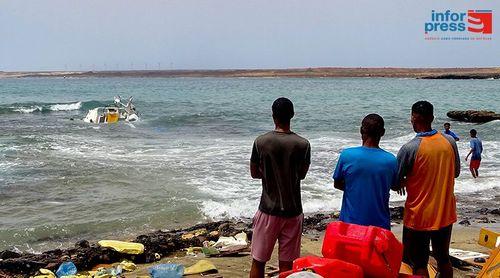 Ilha do Sal: Tempestade destrói por completo iate de casal francês na baía de Pedra de Lume