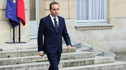 Primeiro-ministro francês demite-se horas depois de anunciar novo Governo