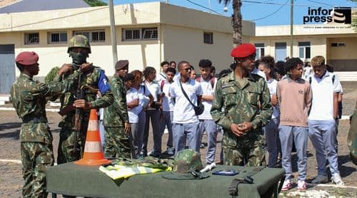 Alunos das escolas secundárias da Praia vivenciam experiência de “soldado por um dia” 
