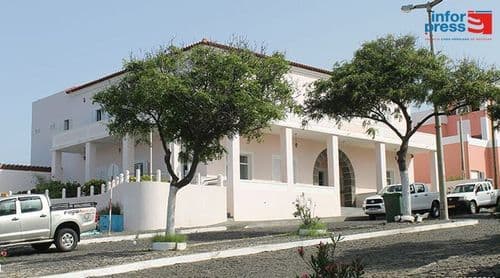 Fogo: Professor indiciado de crimes sexuais obrigado a apresentação diária e interdição de leccionar na turma da vítima