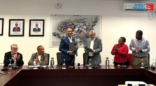 Uni-CV e Câmara de Santa Cruz assinam convénio com FUNCCET para reforçar transporte universitário