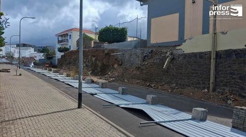 São Filipe: Queda de chapas de protecção de obras bloqueia trânsito na Avenida Amílcar Cabral