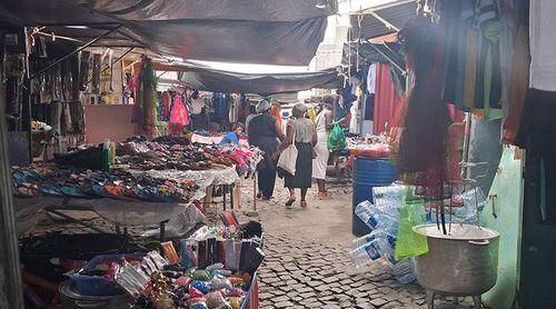 Santa Catarina: Vendedoras de roupas descontentes com realocação de vendedeiras de verduras
