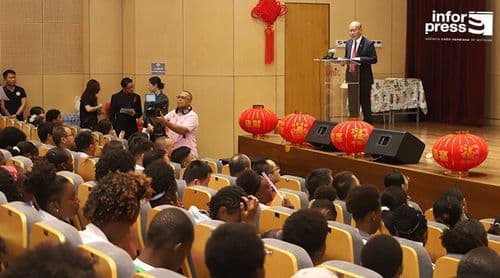 Embaixador da China em Cabo Verde destaca cooperação cultural e educativa no concurso “Ponte Chinesa” na Uni-CV