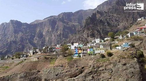 Porto Novo/Alto Mira: Condutores pedem intervenção da Protecção Civil na avaliação da segurança na estrada para a localidade    