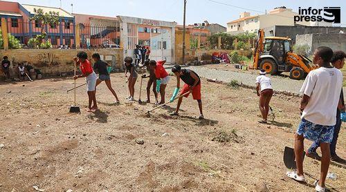 Alunos da Escola Secundária Constantino Semedo envolvem-se em campanha de limpeza para prevenção e combate à dengue