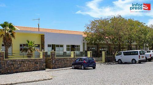 Porto Novo: Fundação Nova Onda ajuda Centro de Saúde com desfibrilador externo automático