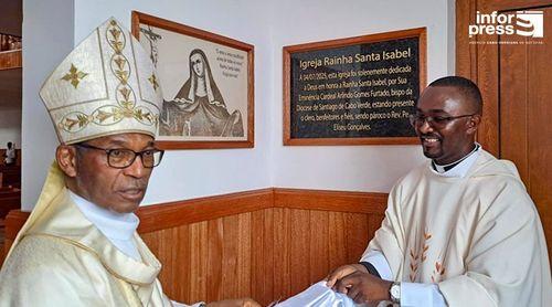 Tarrafal: Pároco e comunidade de Chão Bom recebem chave da igreja Rainha Santa Isabel