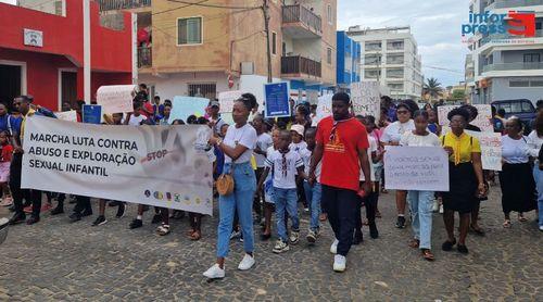 Boa Vista: Marcha em Sal Rei alerta para a "cultura do silêncio" e apela à denúncia de abusos contra menores