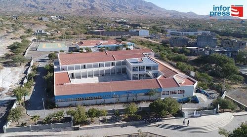 Porto Novo: Encontros com pessoal dirigente e com pais e encarregados de educação marcam visita do ministro da Educação