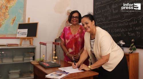 Author donates her book *Educating during the pandemic* to the Museum of Education to preserve its history