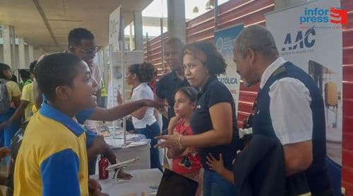 Centro Educativo Miraflores realiza feira de profissões para ajudar estudantes na escolha da carreira profissional