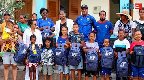 Porto Novo: Alunos da Ribeira da Cruz e Chã de Branquinho recebem kits escolares da edilidade