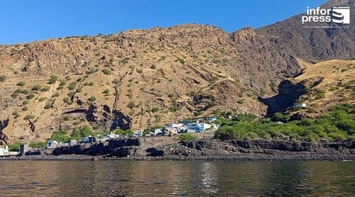 Porto Novo: Equipamentos para a central fotovoltaica e unidade de dessalinização de Monte Trigo transportados por helicóptero 