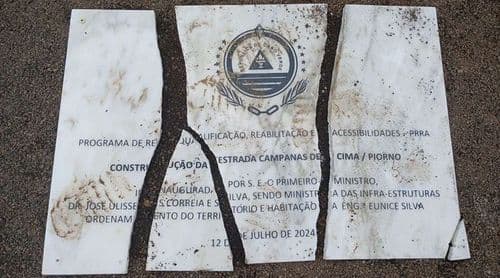 Fogo: Desconhecidos vandalizam placa menos de 24 horas após descerramento