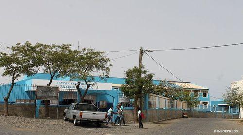 São Filipe: Aulas de Educação Física para alunos de escola secundária ministradas em novos espaços