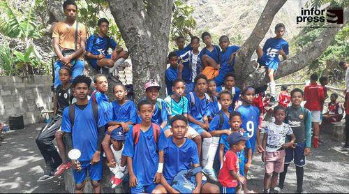 Futebol/Santo Antão Norte: Escolinha Pinhão cria projecto “Bola no Pé, Caderno na Mão” para incentivar ao estudo