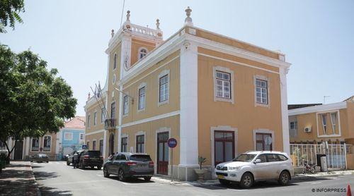 Câmara da Praia oferece incentivos para que vendedeiras que ocupem passeios regressem aos mercados e pede bom senso