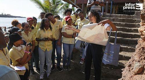 Alunos do Centro Educativo Miraflores exploram geologia da ilha de Santiago em expedição