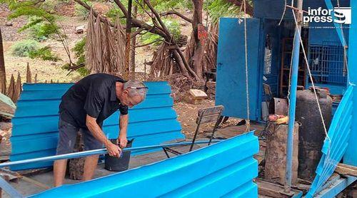 Tarrafal: Cidadão alemão desalojado há mais de dois meses por causa de um incêndio retoma construção por conta própria (c/áudio)