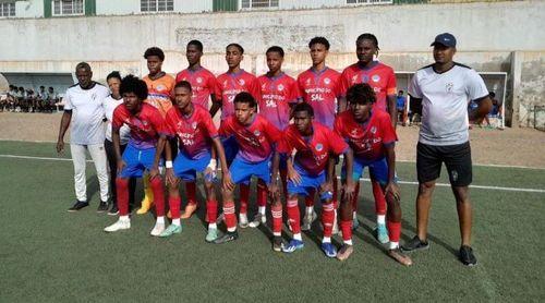 Futebol/Sub-17: EFIZ cilindra Ultramarina (7-0) e qualifica-se às meias-finais