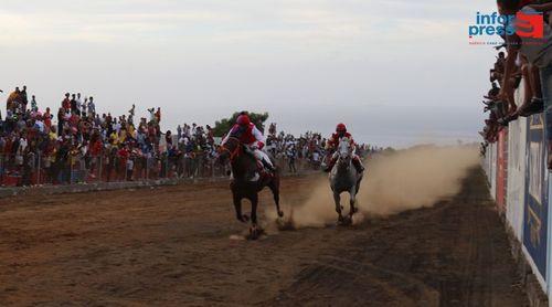 Mosteiros: Corrida de cavalos comemorativa do Dia do Município com nove cavalos inscritos
