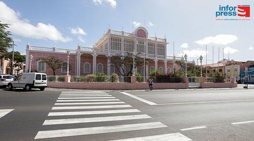 São Vicente: Presidente da República condecora Manuel de Novas e grupos ‘Kings’, ‘Kolá’ e ‘Nova Aurora’