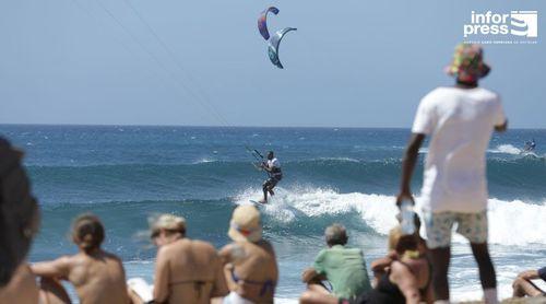 Mundial de Kitesurf/Wing-Foil: Velejadores passeiam hoje em Santa Maria e interagem com alunos da Escola Quim Barbosa