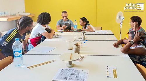 Fogo: Formação de pintura em cerâmica cria novos horizontes aos artesãos e artistas plásticos – vereadora
