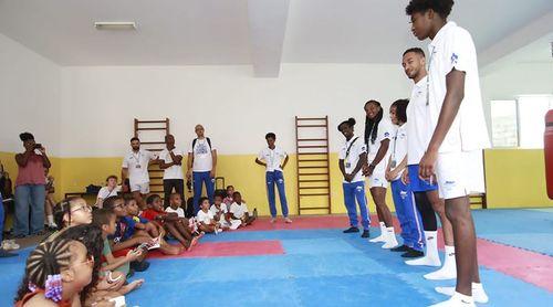 Atletas do Team Cabo Verde visitam escola de karaté da Capelinha