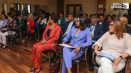 Ministra reconhece que país precisa de mais mulheres ao nível das decisões na diplomacia