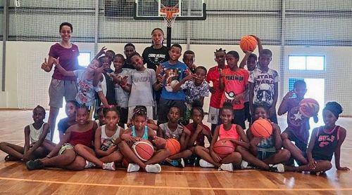 Basquetebol: Emanuel Trovoada orienta “Campus” de treinamento para jovens atletas no pavilhão Vává Duarte