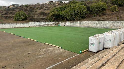 São Filipe: Processo de arrelvamento do campo de Ponta Verde na fase final com a colocação da relva sintética