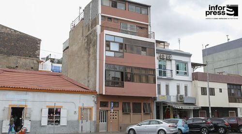 Praia: Criação de pombos num dos edifícios do Platô causa incómodo na vizinhança