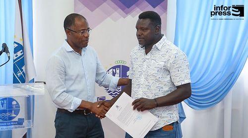 Vinte e cinco taxistas mais antigos da praça beneficiados com licença de táxi