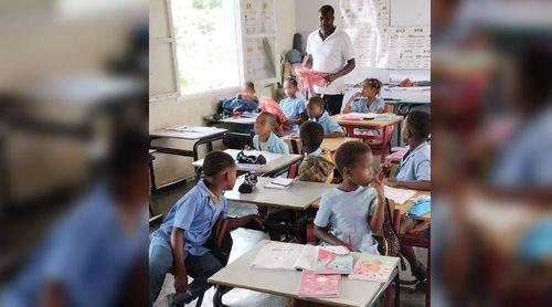 Humorista Olavo Cabral entrega kits escolares a mais de 30 alunos de várias escolas de Santa Catarina