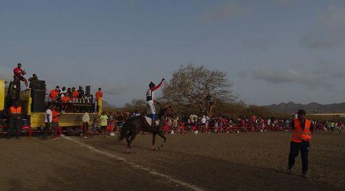 São Vicente: Égua Marisa vence corrida de ‘San Jon’ retomada após vários anos