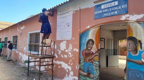 São Vicente: Igreja de Jesus Cristo dos Santos dos Últimos Dias ajuda a pintar Escola António Aurélio Gonçalves